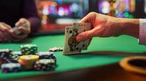 Dealer live casino profesional di roulette memberikan pengalaman nyata